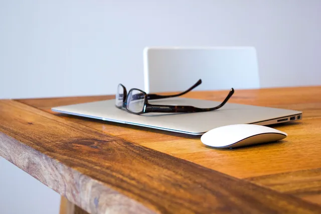 apple-desk-office-technology. Generative search compared with classic rankings: the legal SEO trend to track